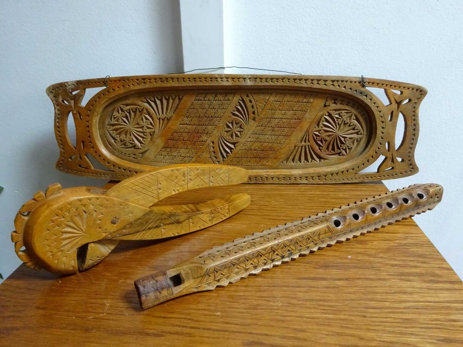 Flaut, platou si spargator de nuci, stil brancovenesc, lemn sculptat
