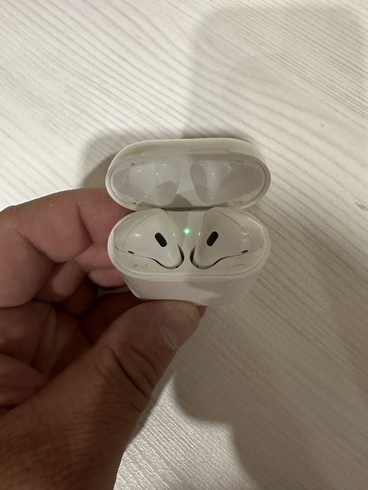 Airpods 1 поколения.
