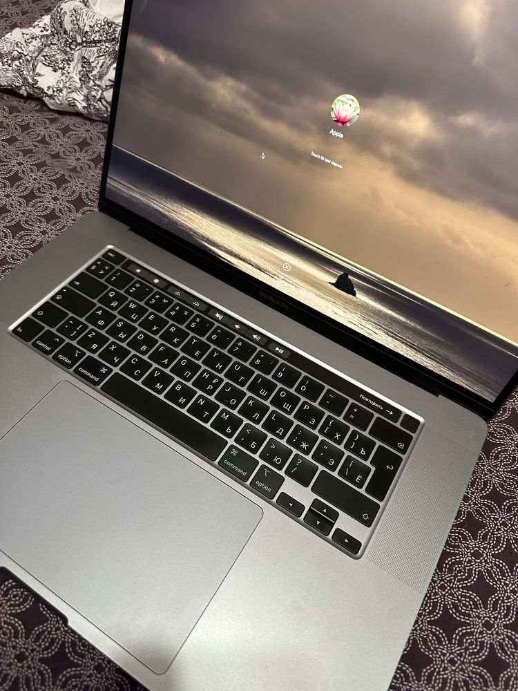 MacBook Pro 19 / 16” /  Core i 7 / 16gb ddr4