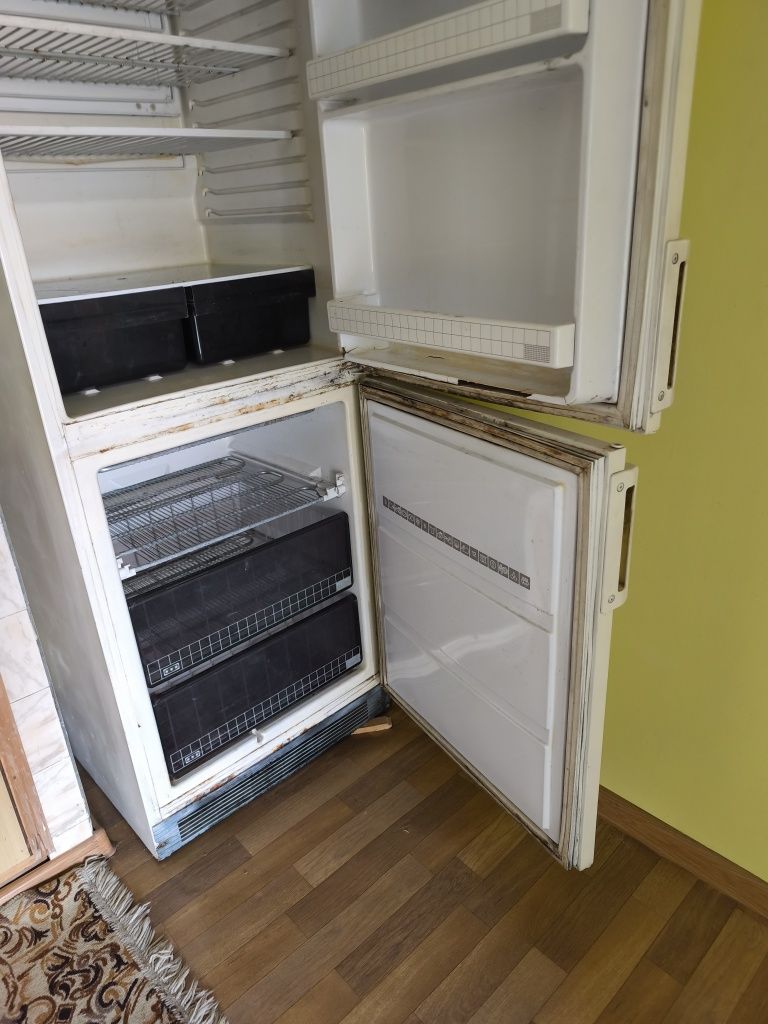Работещ Стар Хладилник