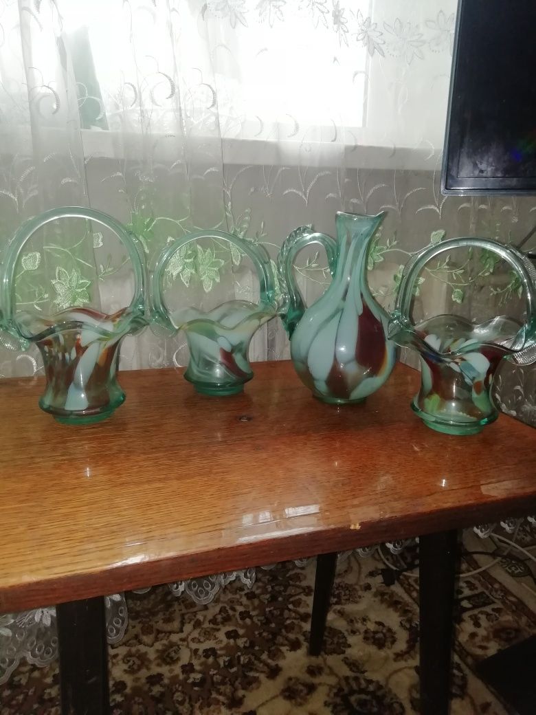 Продам стеклянные вазы и гграфин