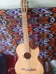 Gitara darxtdan qilingan