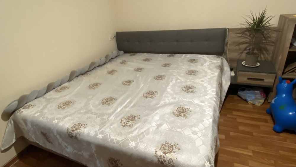 Двуспальная кровать, подсветка, пуф