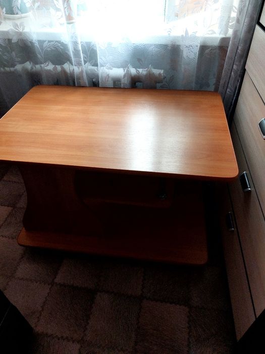 Стол  на колесиках