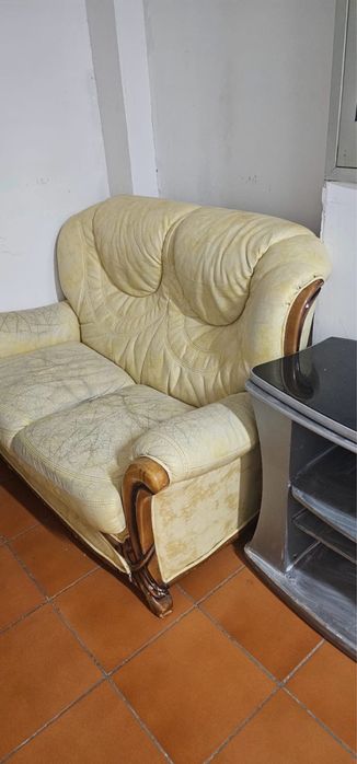 Диван кожаный для зала