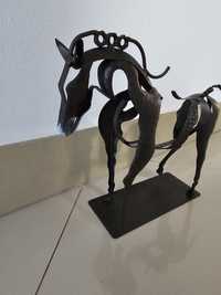 sculptură metalică abstractă.pt cei care iubesc caii.
