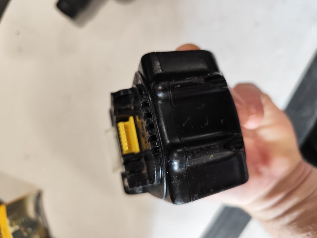 Акумулаторен перфоратор къртач Макита Makita DHR202 + 3Ah