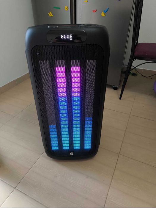 Boxă portabilă cu sunet puternic și lumini de petrecere!