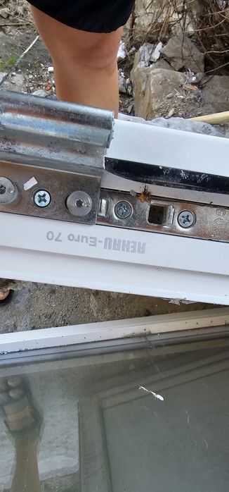 Geamuri si usi termopane REHAU  Sub JUMA DE PRET 5 / 6 camere ca noi