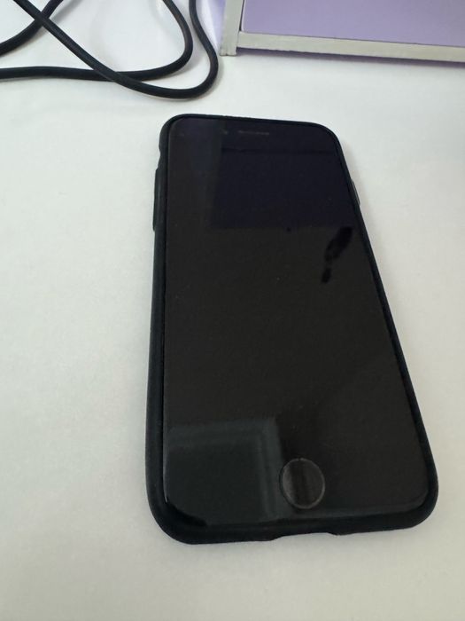 Продам Iphone 8.