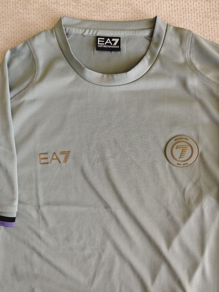 Тениска EA7 за спорт и ежедневие.