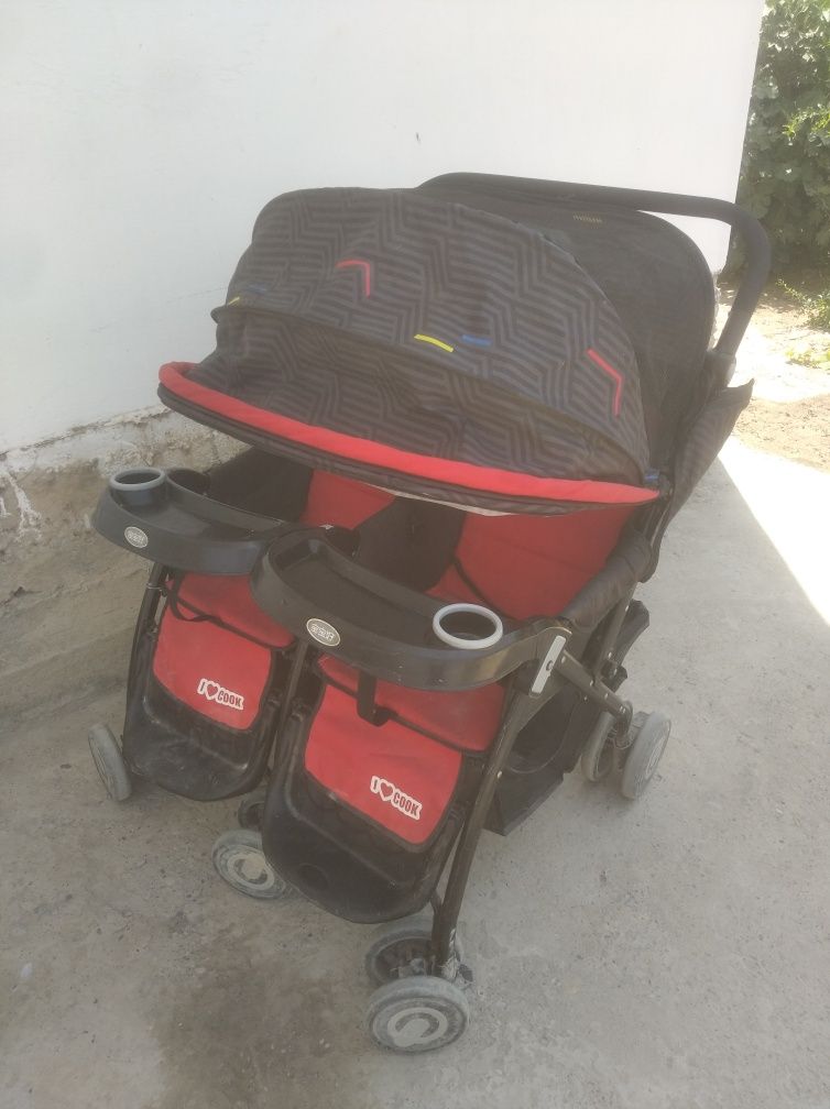 Egizaklar uchun moʻljallangan kalyaska sotiladi