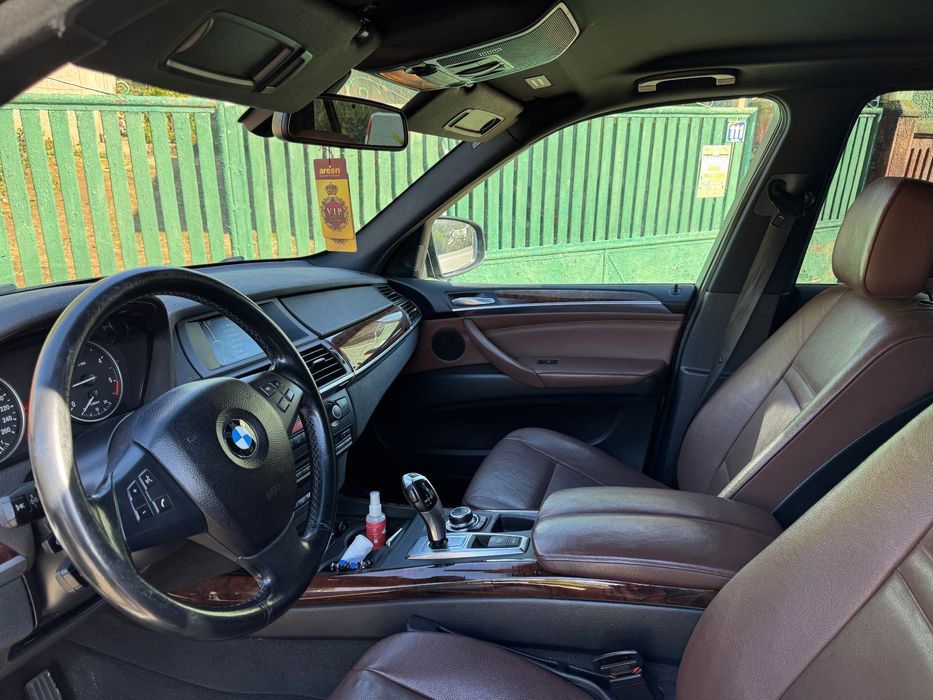 BMW X5 Stare bună , baterie nouă , două seturi de roți