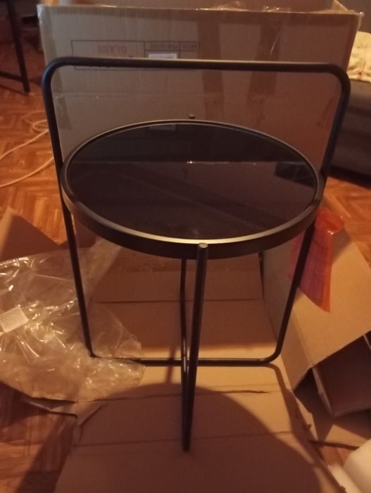 Măsuță deosebită, cu blat de sticlă