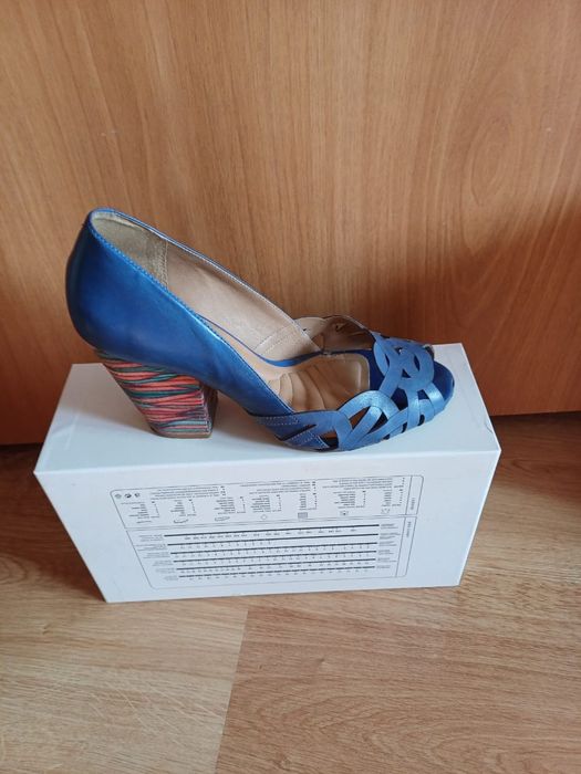 Продам босоножки