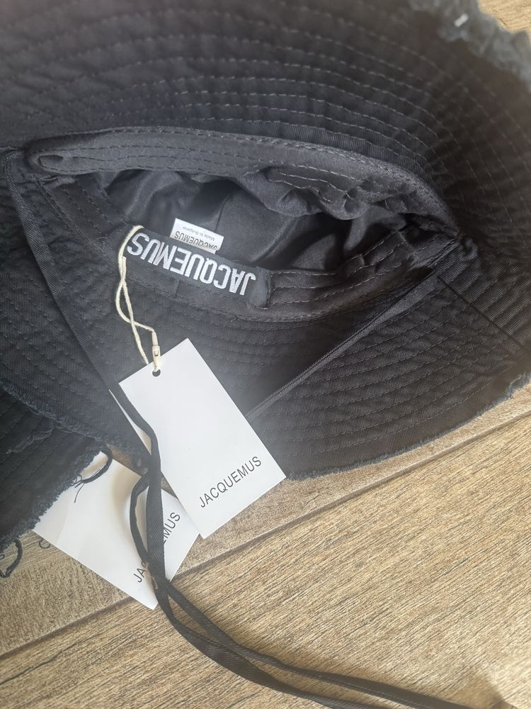 Дамски шапки Jacquemus