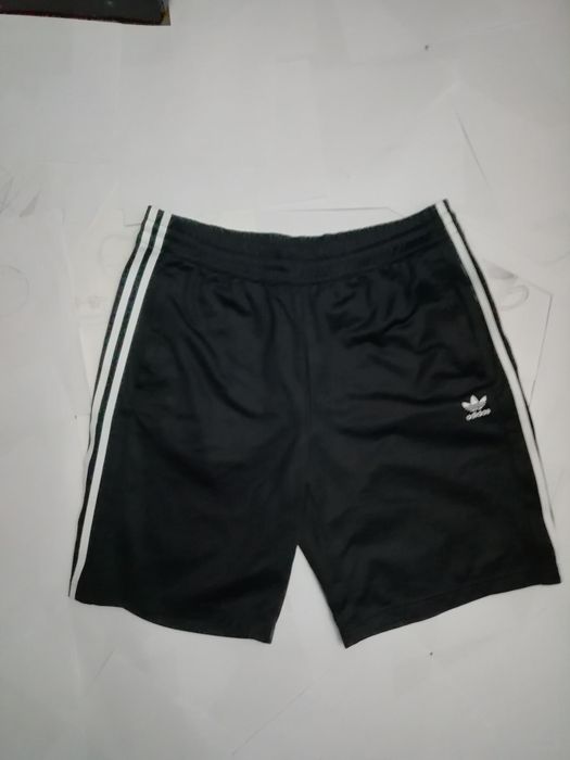 Pantalonii adidas (nu nike, nu stussy, nu charhart)