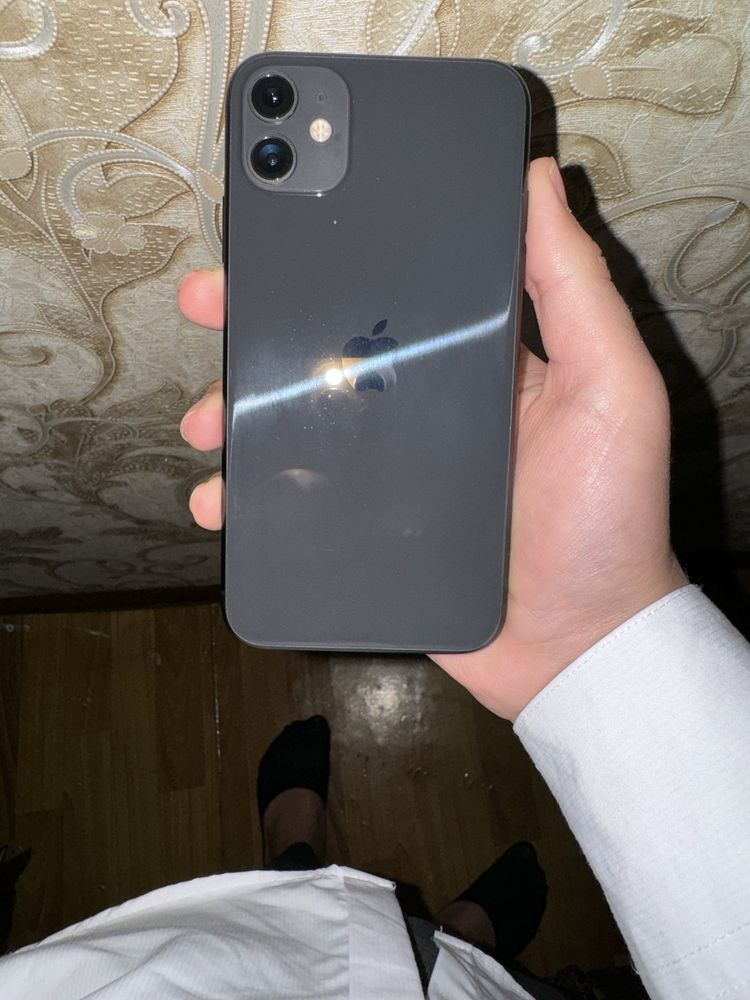 Iphone 11 black.