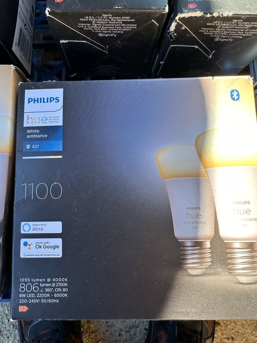 Philips hus white ambiance smart light bulb