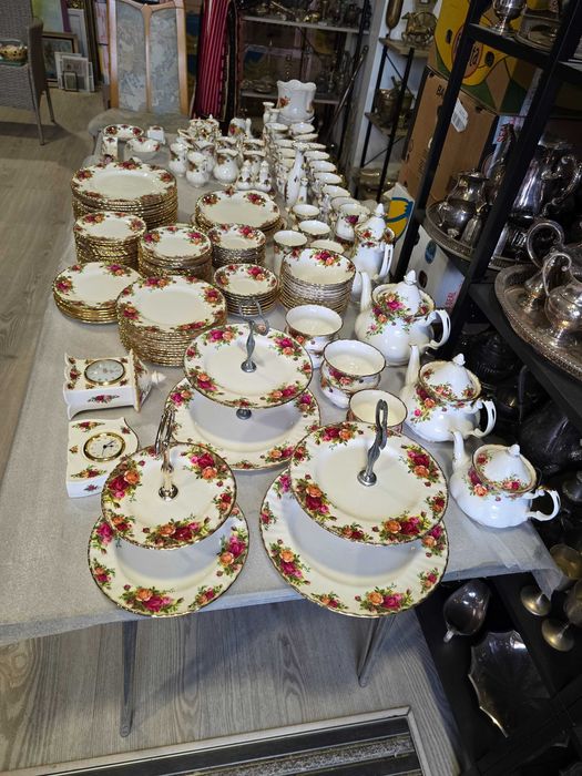 Royal Albert Old Country Rouses  - Колекционерски порцелан !