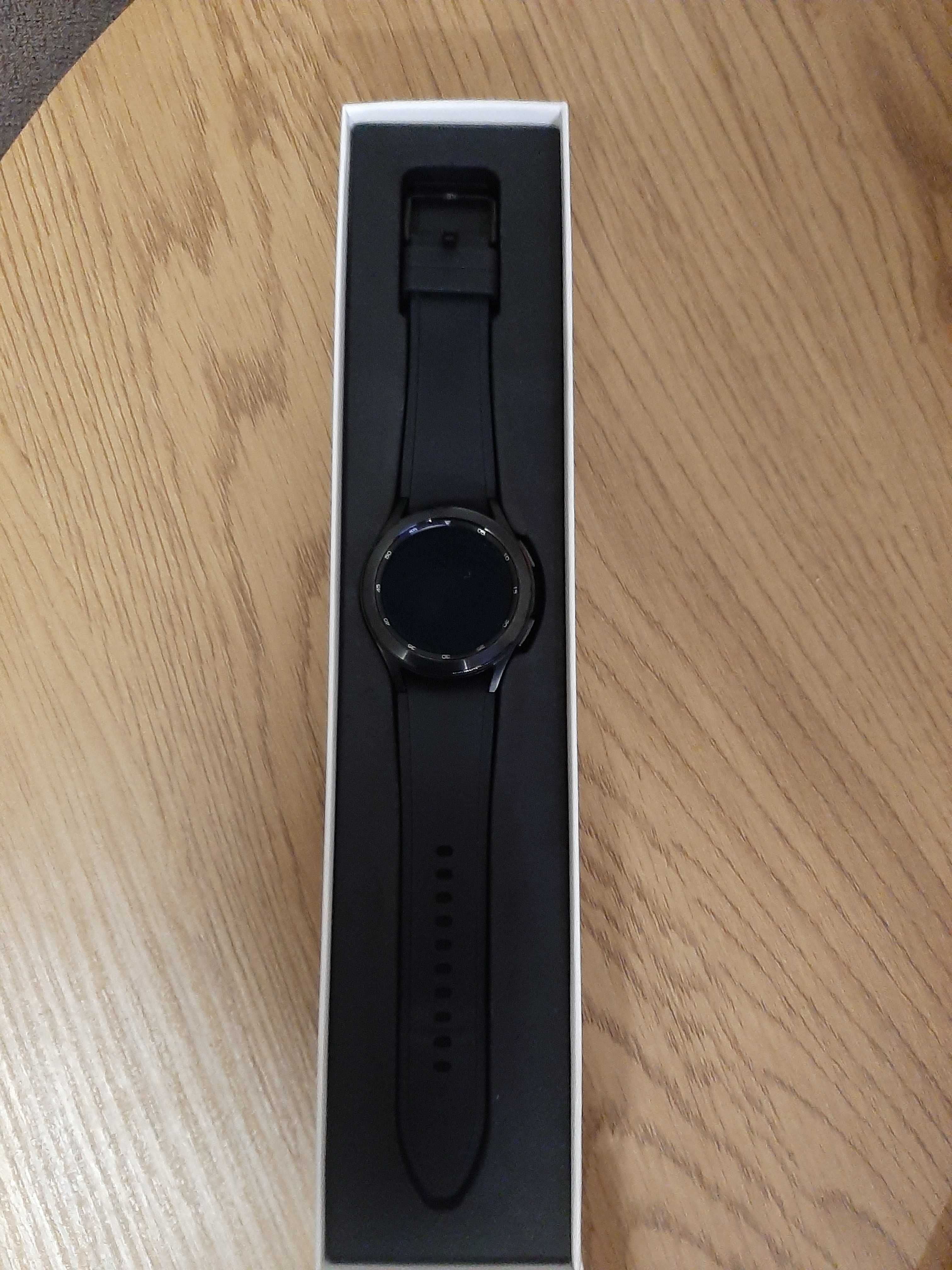 Продавам смарт часовник galaxy watch 4 classic