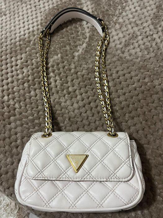 Чанта Guess запазена