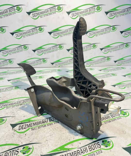 Pedala ambreiaj Dacia Logan prima generatie (facelift)