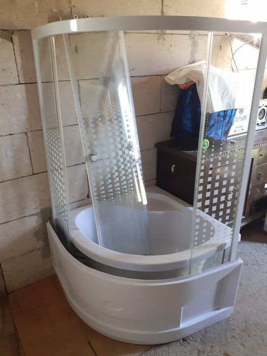 Cabină de duș cu uși culisante.