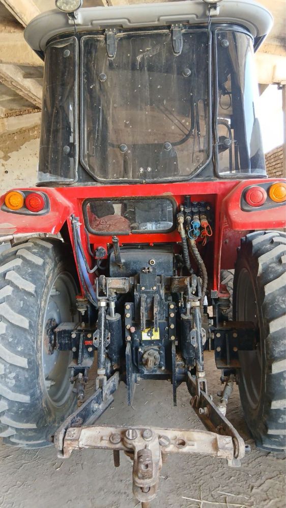 Traktor qizil rangda Qiziriq tumanida narxi bo’lishi yozilgan 2- yilli