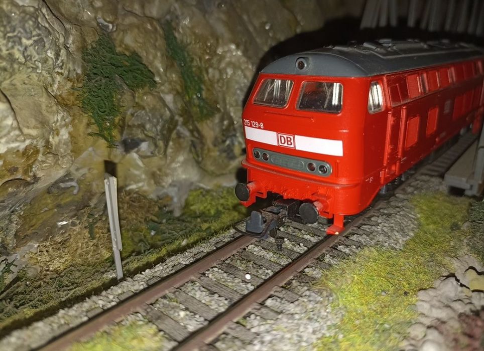 Locomotiva roco BR 215
Lumini frontale
Mufă pentru decodor digital
Tra