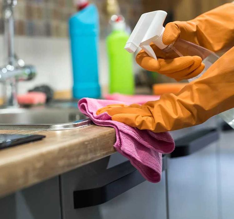 BACĂU: Persoană fizică, prestez servicii de curățenie