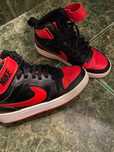 adidasi nike borought