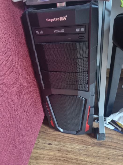 Unitate PC si monitor in stare foarte buna. Fara zgaraieturi