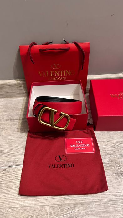 Valentino Garavani дамски колан 100см дълъг 4см широк.