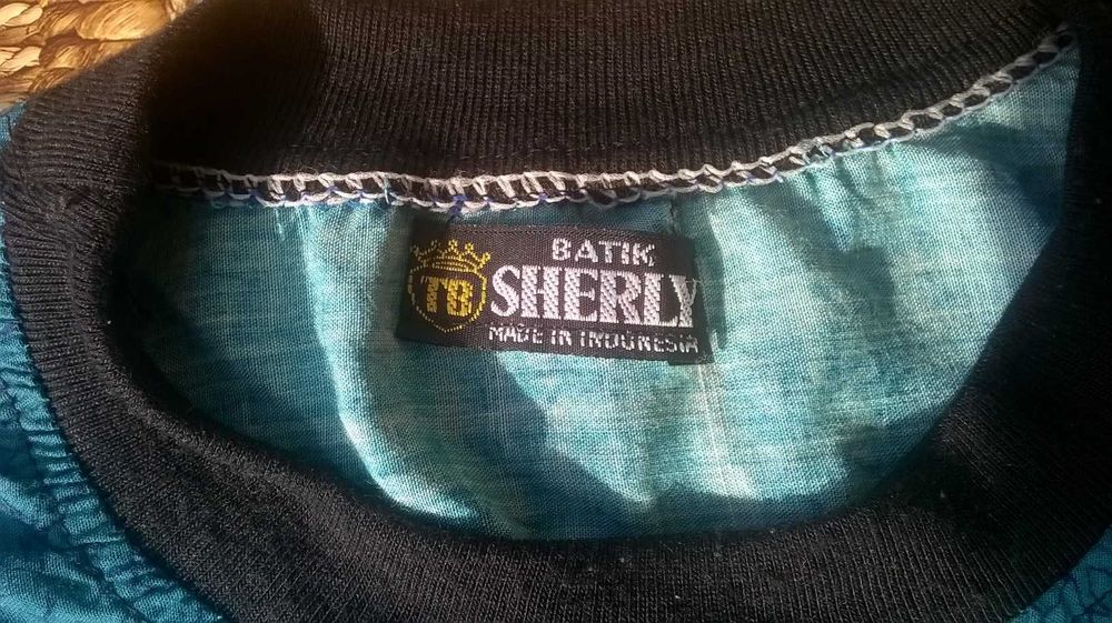 тениска рисувана ръчно по технология Батик внос от Индонезия