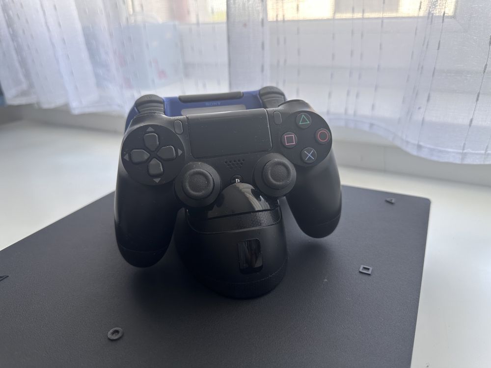 Vand playstation 4 pro de 1Tb, cu 2 joystickuri si statie de incarcare