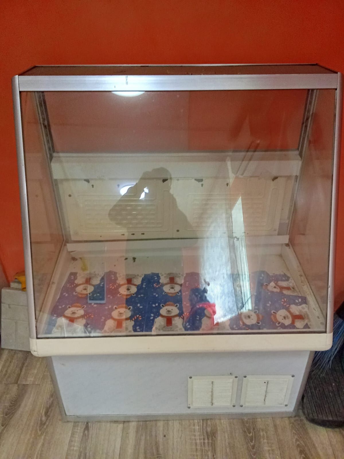 Продам ветринную морозилку
