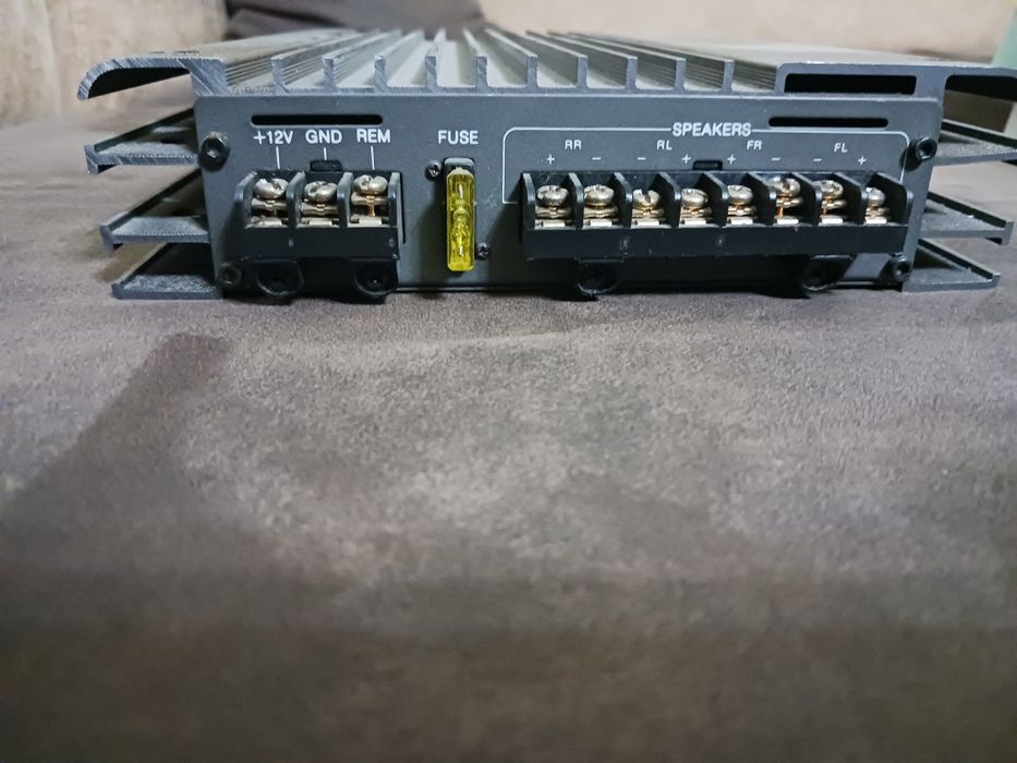 Продавам аудио усилвател за кола