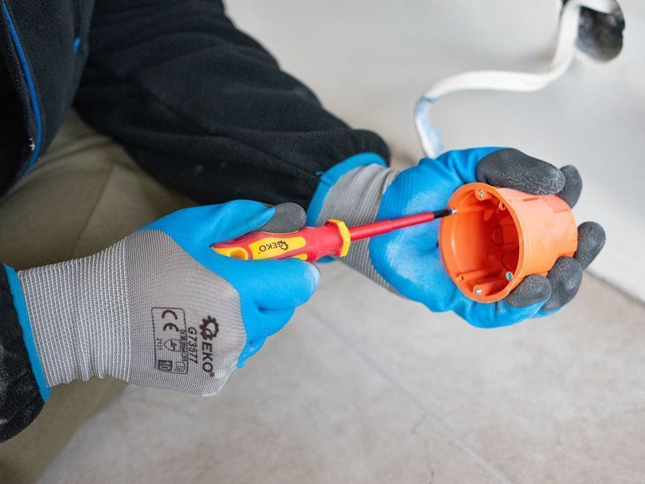 Set surubelnite izolate pentru electricieni 1000v si tester digital de