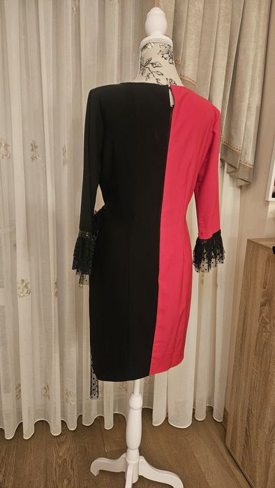 Rochie tip sarafan roz fucsia cu negru,  fundita dantela