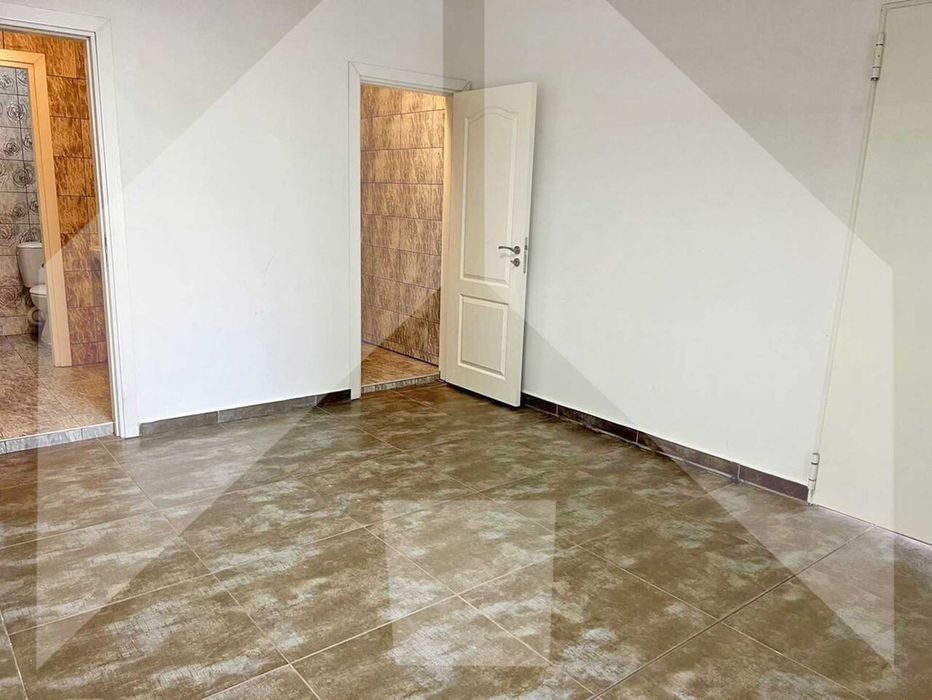 Продава двуетажен търговски обект - магазин в гр. Нови пазар.