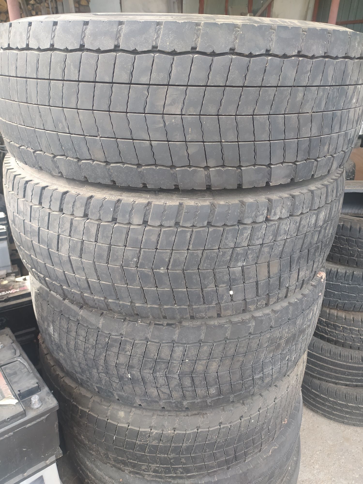 Гуми 285/70-19.5 Континентал задни