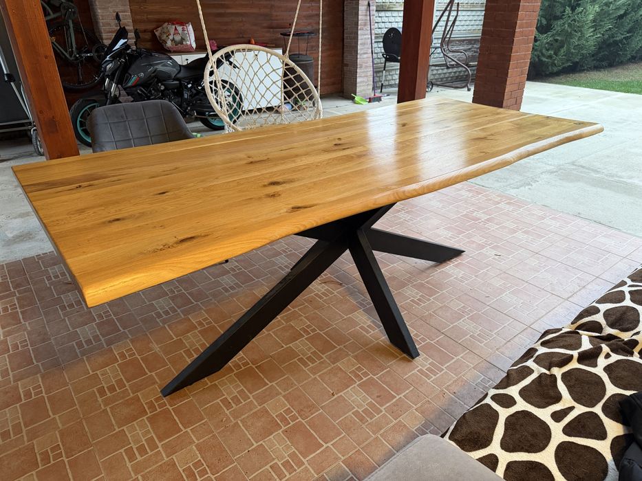 Vând masă  din lemn masiv (stejar) cu picioare metalice