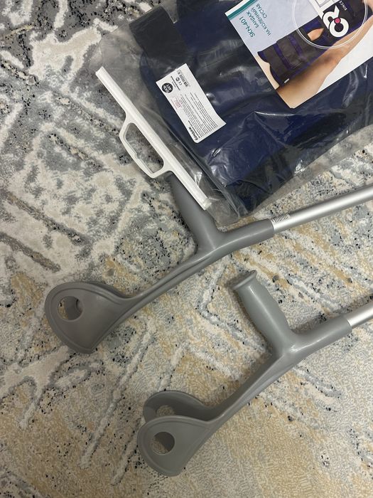 Бантаж на коленный сустав и  Костыли