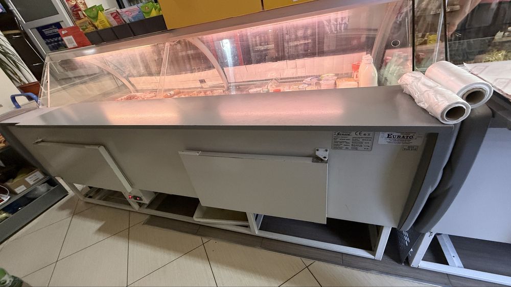 Vând vitrine frigirigice orizontala pt mezeluri