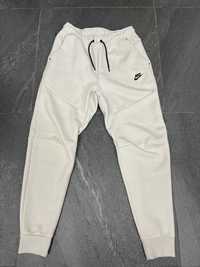 Pantaloni Nike Tech Fleece beige
