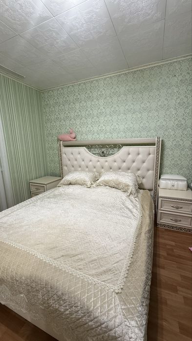 Продам двуспальную кровать и комод