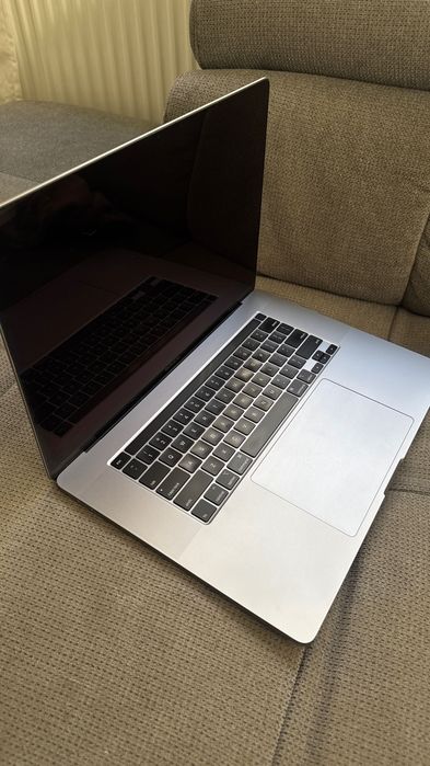 MacBook Pro 2019, 16" Touch Bar, procesor i7 2.60 GHz, 16GB, 512GB SSD