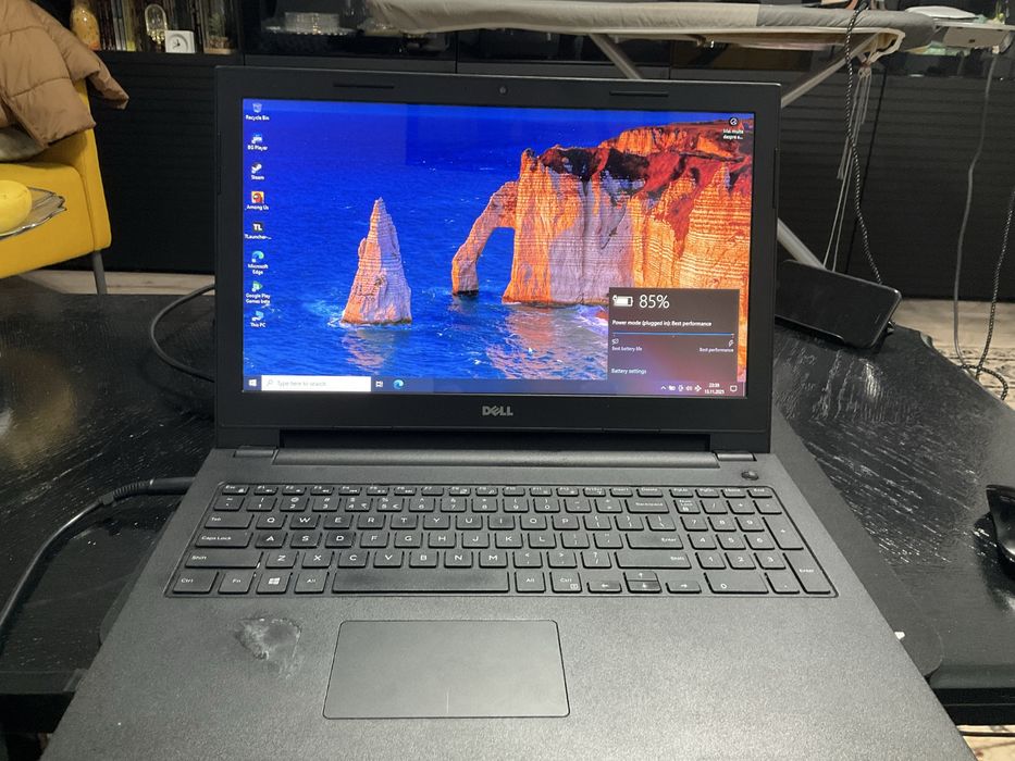 Laptop Dell i3 8gb ram , ssd , windows , gata de utilizare