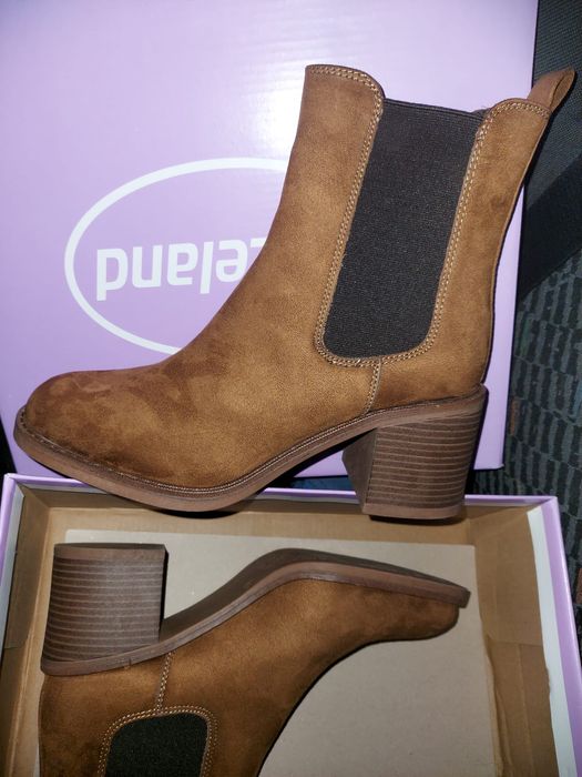 Botine maro, toc mic